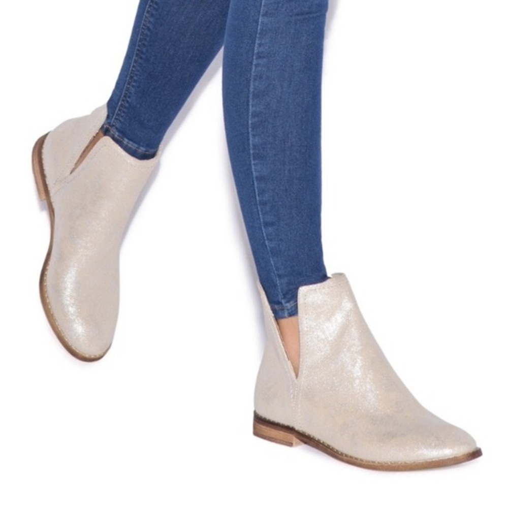Shoedazzle Cream&Silver Metallic Ankle Boots